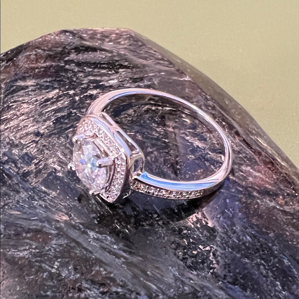 Gorgeous 1ct Moissanite Ring - Size 8 - Picture 5 of 7